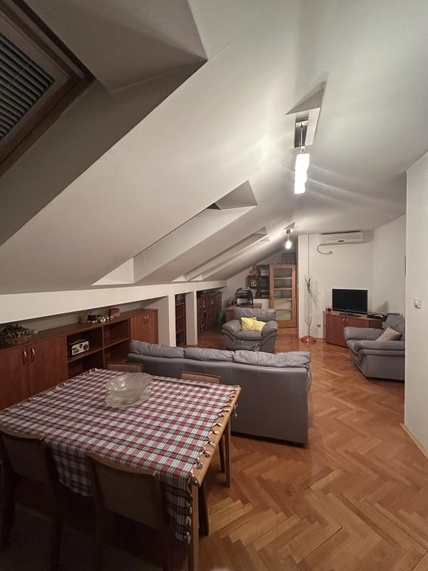 Jednosoban stan 62 m² na posljednjem spratu sa liftom – Stari aerodrom, Podgorica