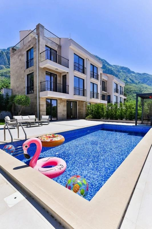 Kuca-sa-bazenom-u-Svetom-Stefanu-Budva-2 Kuća 223 m² sa pogledom na more i bazenom – Sveti Stefan, Budva