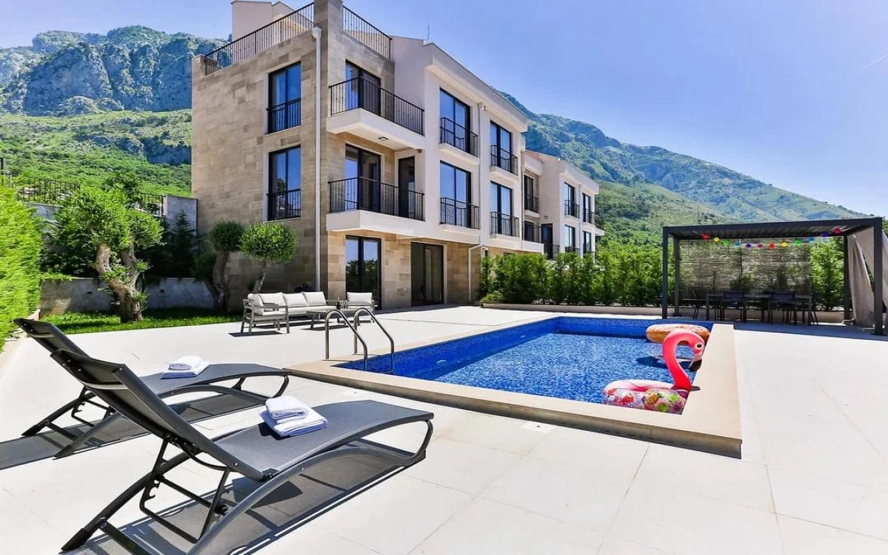 Kuca-sa-bazenom-u-Svetom-Stefanu-Budva-3 Kuća 223 m² sa pogledom na more i bazenom – Sveti Stefan, Budva