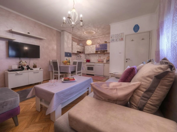 Kuća na placu sa temeljem za dodatni objekat