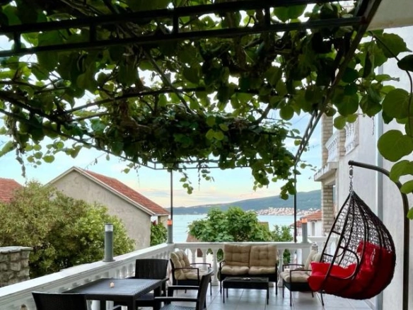 Kuća 430 m² sa pet odvojenih stanova i bazenom – Baošići, Herceg Novi