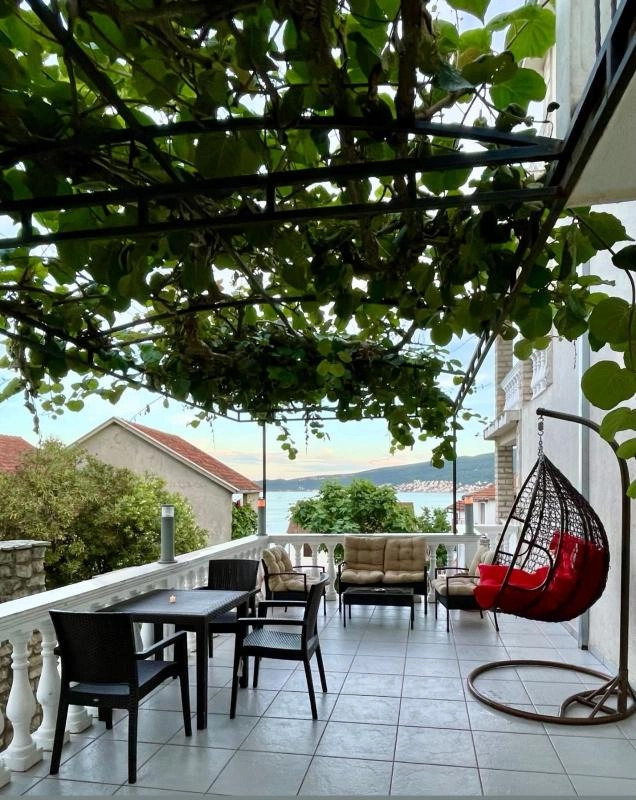 Kuća 430 m² sa pet odvojenih stanova i bazenom – Baošići, Herceg Novi