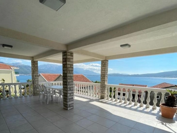 Kuća 430 m² sa pet odvojenih stanova i bazenom – Baošići, Herceg Novi