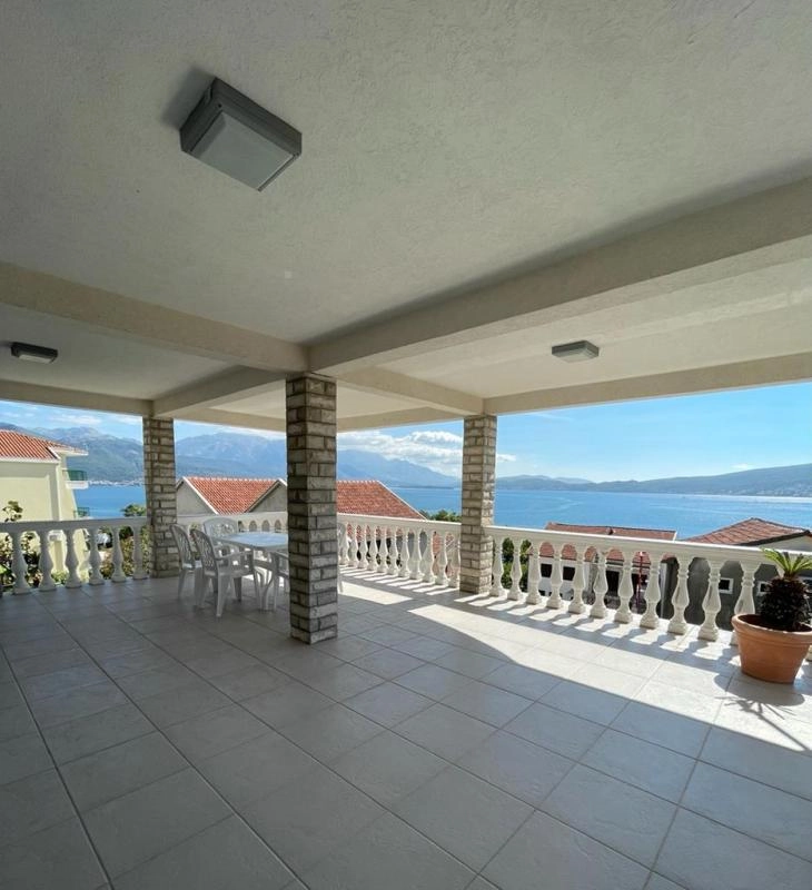 Kuća 430 m² sa pet odvojenih stanova i bazenom – Baošići, Herceg Novi