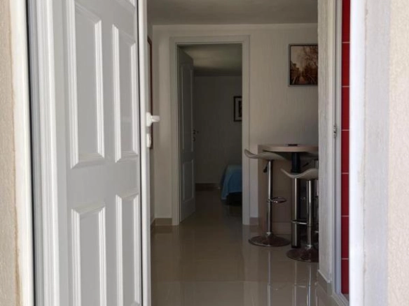 Kuća 430 m² sa pet odvojenih stanova i bazenom – Baošići, Herceg Novi