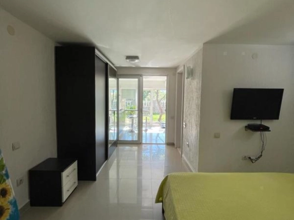Kuća 430 m² sa pet odvojenih stanova i bazenom – Baošići, Herceg Novi