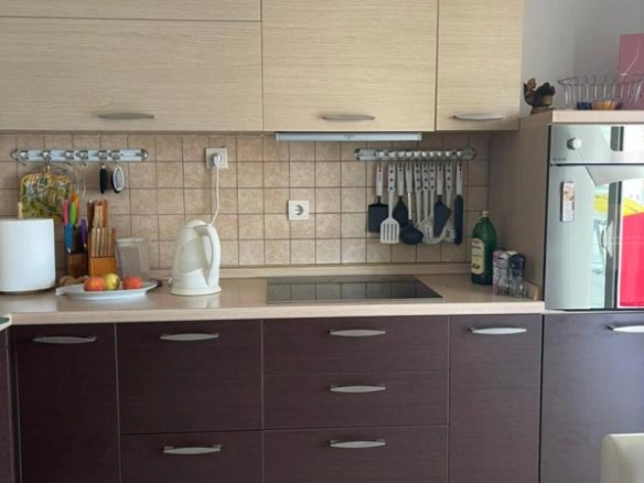 Kuća 430 m² sa pet odvojenih stanova i bazenom – Baošići, Herceg Novi