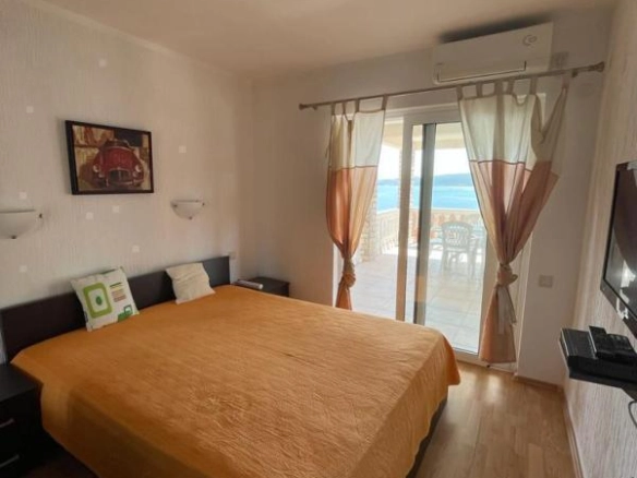Kuća 430 m² sa pet odvojenih stanova i bazenom – Baošići, Herceg Novi