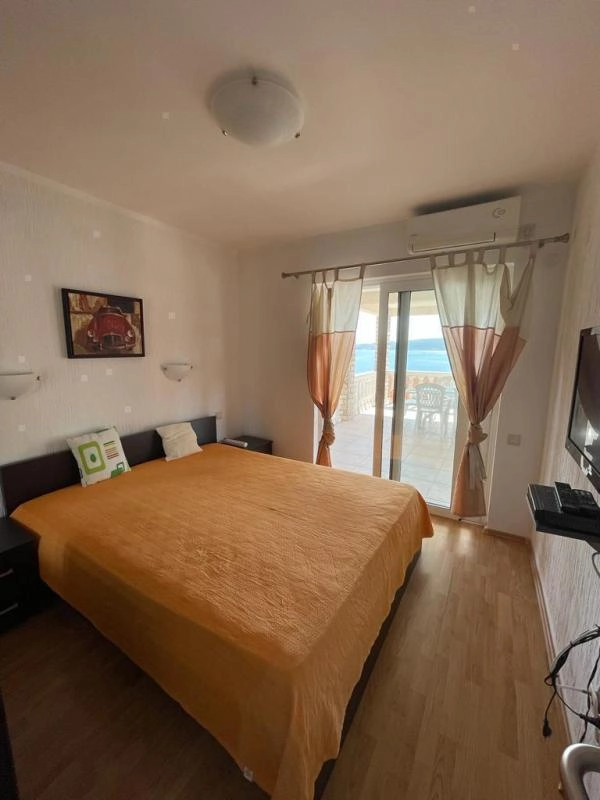 Kuća 430 m² sa pet odvojenih stanova i bazenom – Baošići, Herceg Novi