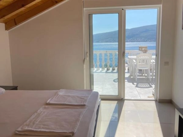 Kuća 430 m² sa pet odvojenih stanova i bazenom – Baošići, Herceg Novi