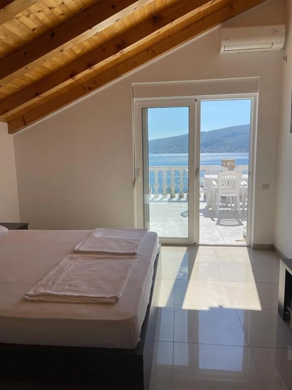 Kuća 430 m² sa pet odvojenih stanova i bazenom – Baošići, Herceg Novi