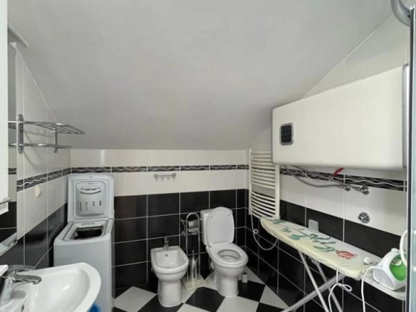 Kuća 430 m² sa pet odvojenih stanova i bazenom – Baošići, Herceg Novi