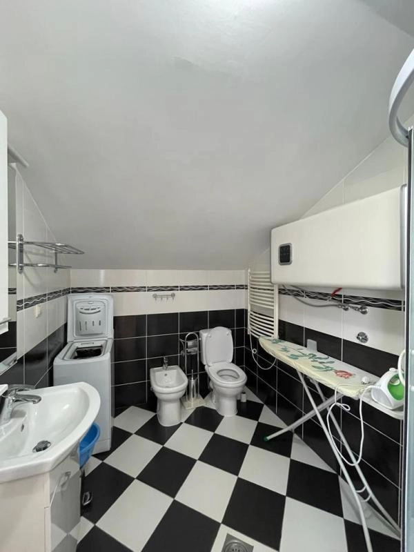 Kuća 430 m² sa pet odvojenih stanova i bazenom – Baošići, Herceg Novi