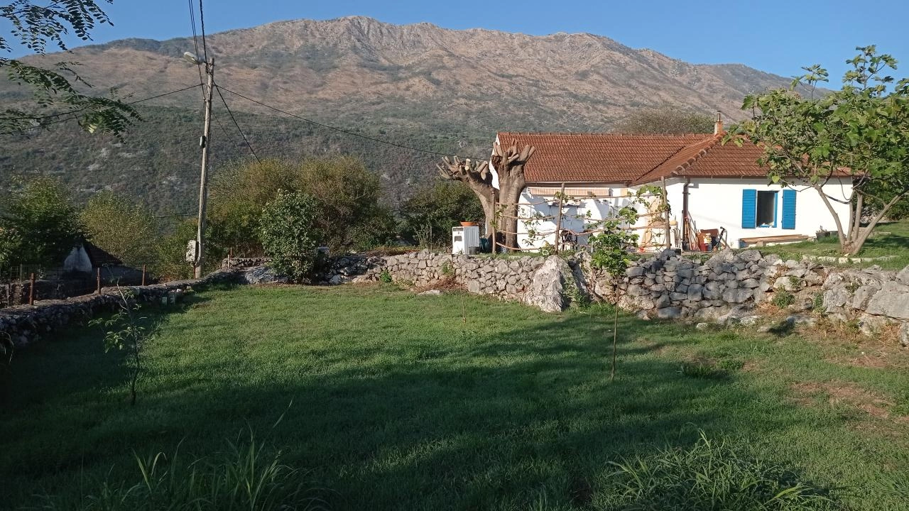 Kamena kuća sa plácem u mjestu Orya Luka