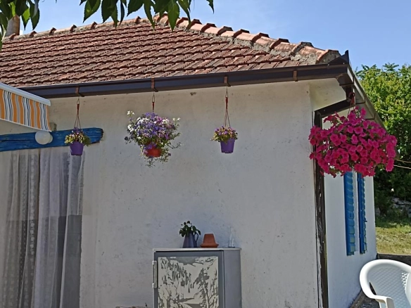 Kamena kuća 79 m² na placu od 2000 m² sa voćnjakom – Orya Luka, Danilovgrad