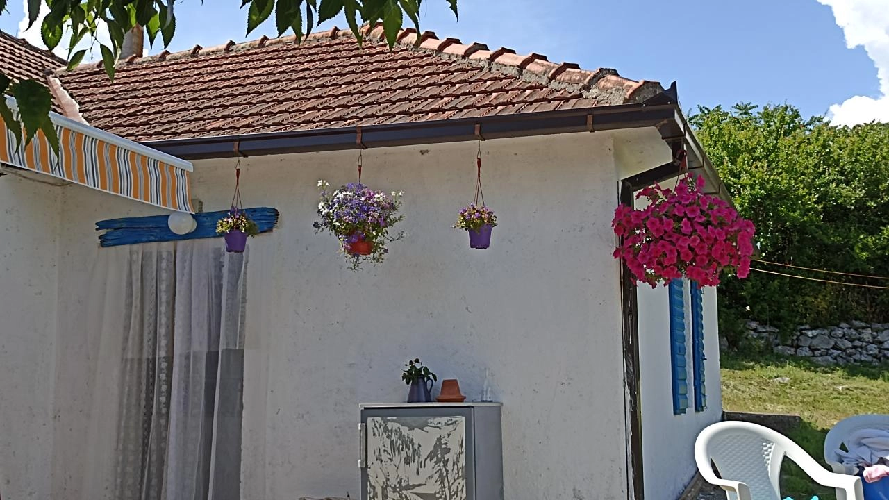 Kamena kuća 79 m² na placu od 2000 m² sa voćnjakom – Orya Luka, Danilovgrad