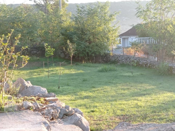 Kamena kuća 79 m² na placu od 2000 m² sa voćnjakom – Orya Luka, Danilovgrad