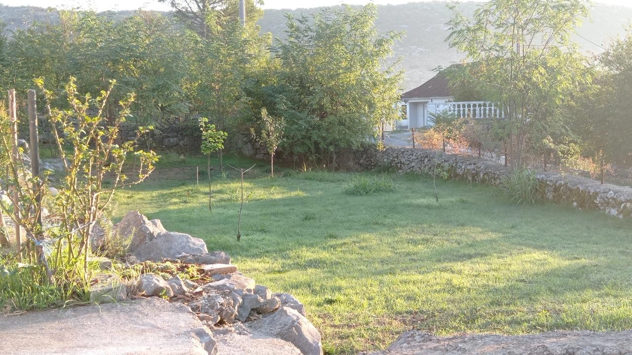 Kamena kuća 79 m² na placu od 2000 m² sa voćnjakom – Orya Luka, Danilovgrad