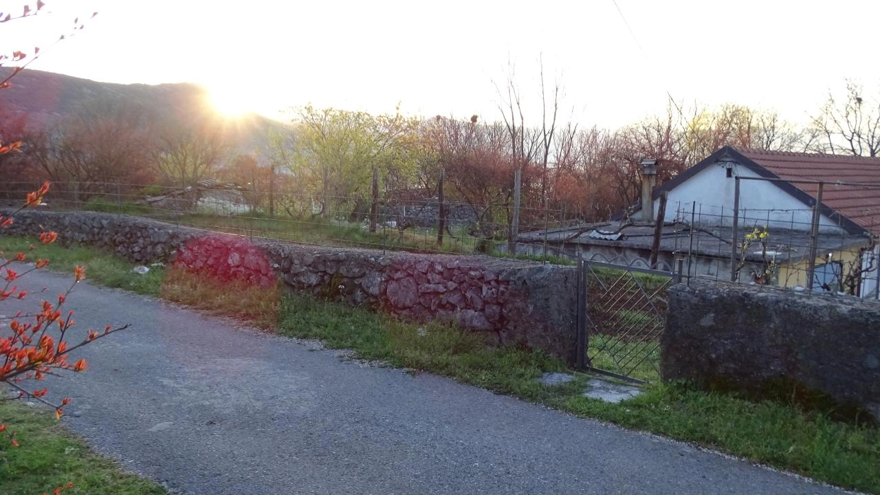 Kamena kuća 79 m² na placu od 2000 m² sa voćnjakom – Orya Luka, Danilovgrad