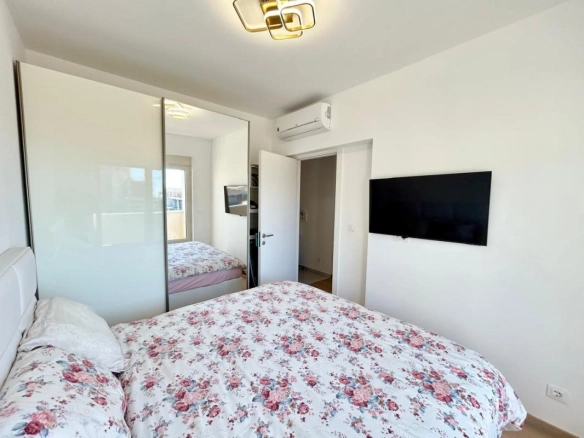 Dvosoban stan 71 m² sa dvije terase, 150 m od mora – centar Budve