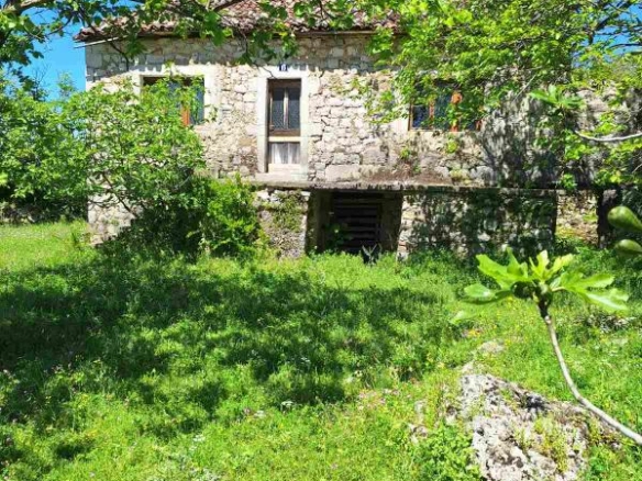 Kuća sa prostranim placem u selu Martinići
