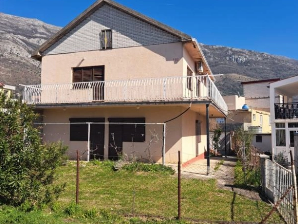 Kuća sa dvorištem u Sutomoru
