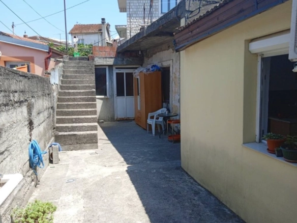 Prizemna kuća sa dvorištem u Staroj Varoši