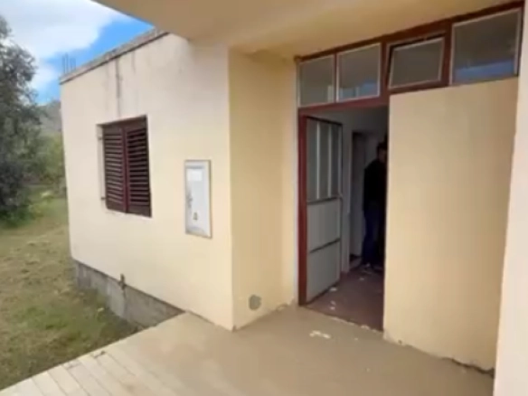 Polovina kuće sa dvorištem u Sutomoru