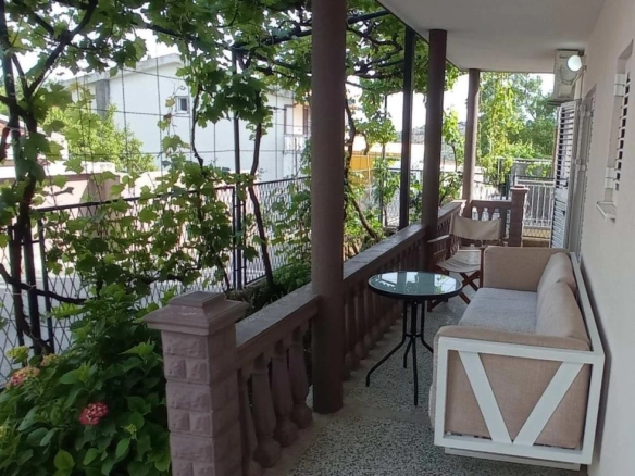 Dvospratna kuća sa dva stana u Sutomoru