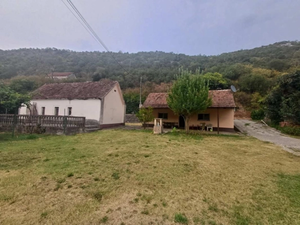 Kuća sa terasom i placom u Bogičevićima