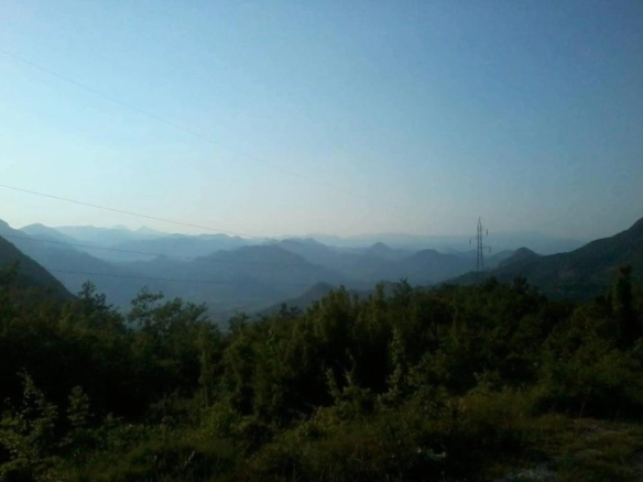 Plac sa pogledom na more i planine