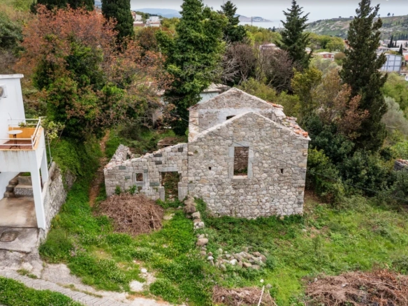 Stara kamena kuća u Sutomoru