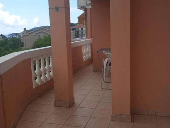 Dvosoban stan sa terasom u Bečićima