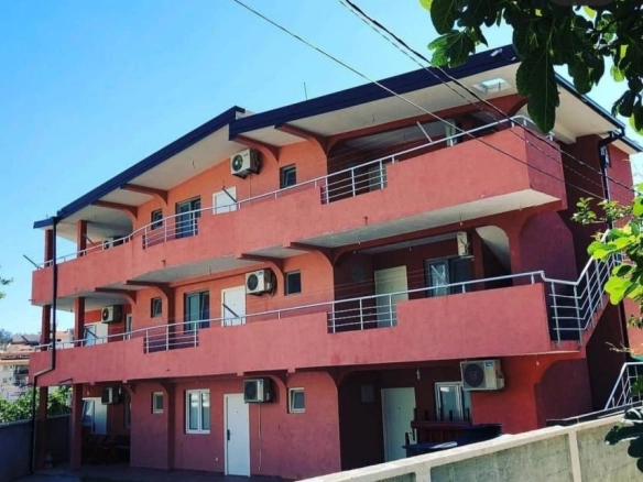 Hotel sa 12 apartmana u Sutomoru