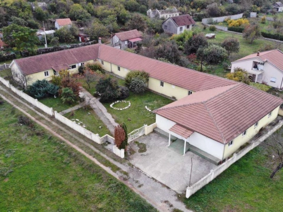 Poslovni prostor 546 m² sa dvorištem