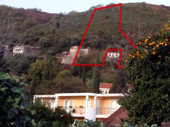 Urbanizovan plac sa kamenom kućom u Kumboru