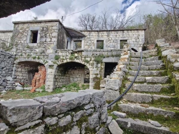 Kamena kuća za rekonstrukciju u Mojdežu