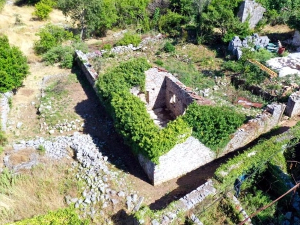 Plac sa kamenom kućom iz XVIII vijeka