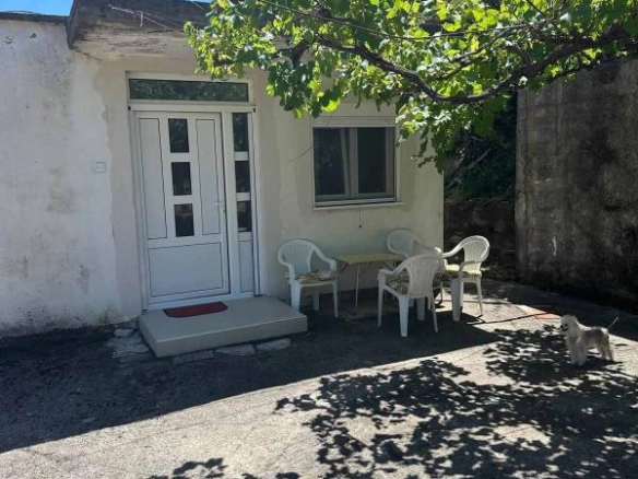 Polovina kuće sa dvorištem u Sutomorima