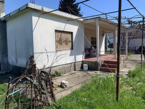 Kuća sa urbanizovanim placom u Polju