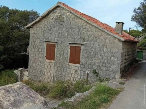 Kuća sa dvorištem u naselju Zagora