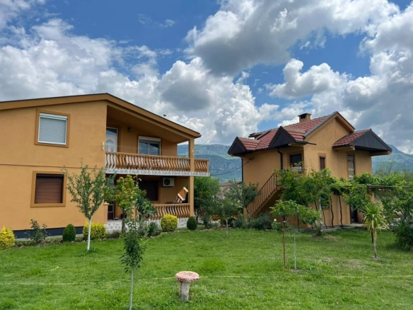 Dvije kuće na placu od 5500 m²