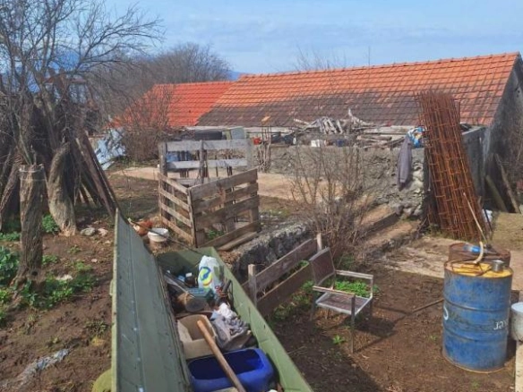 Dvije kuće na velikom placu kod Danilovgrada