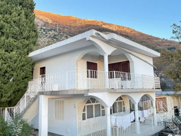 Spratna kuća sa pogledom na more u Sutomoru