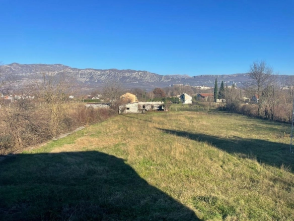 Kuća 208 m² na placu od 3700 m², legalizovana – Kosić, Danilovgrad