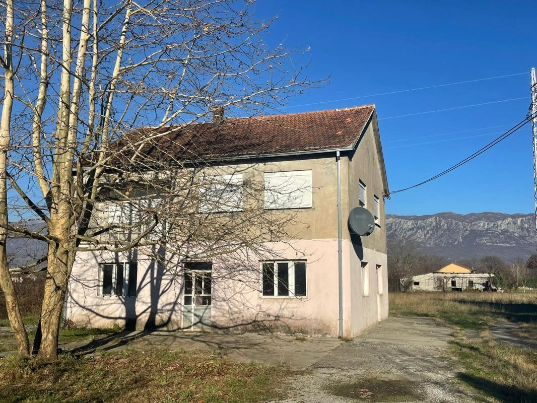 Kuća 208 m² na placu od 3700 m², legalizovana – Kosić, Danilovgrad