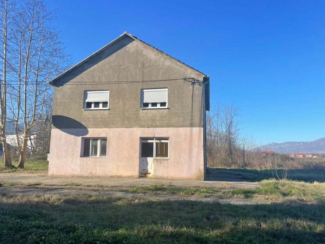 Kuća 208 m² na placu od 3700 m², legalizovana – Kosić, Danilovgrad