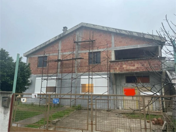 Kuća sa placem i garažom u Dajbabama