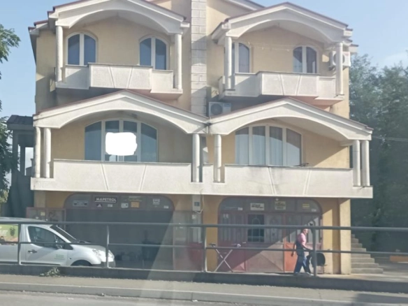 Kuća sa radionicama i kafićima u Golubovcima