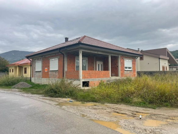 Kuća na placu od 400 m²